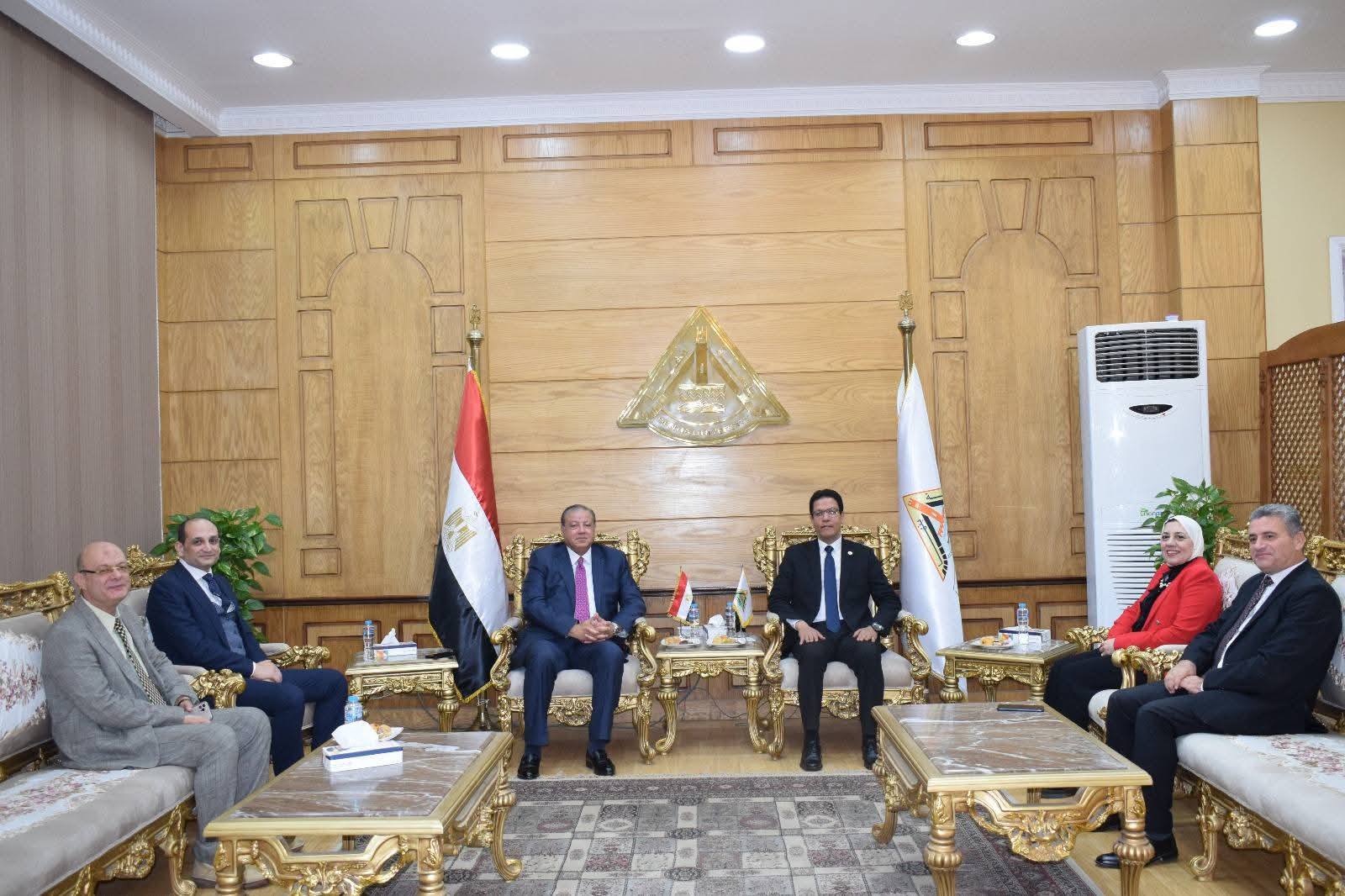 على هامش المؤتمر الدولى السنوى الثاني لكلية الآداب بجامعة بنها  