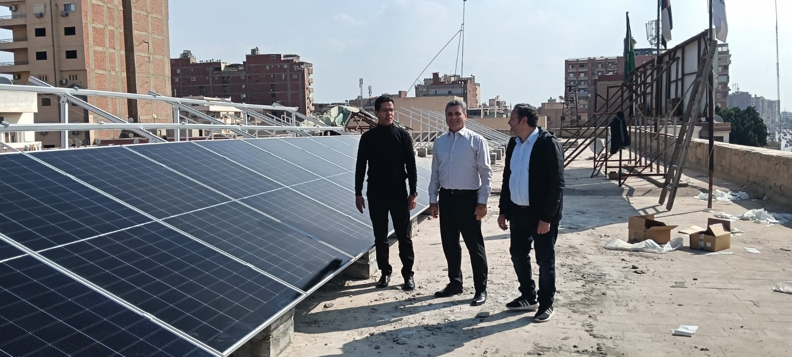 رئيس جامعة بنها يتفقد تنفيذ محطة للطاقة الشمسية الكهروضوئية بمبنى إدارة الجامعة