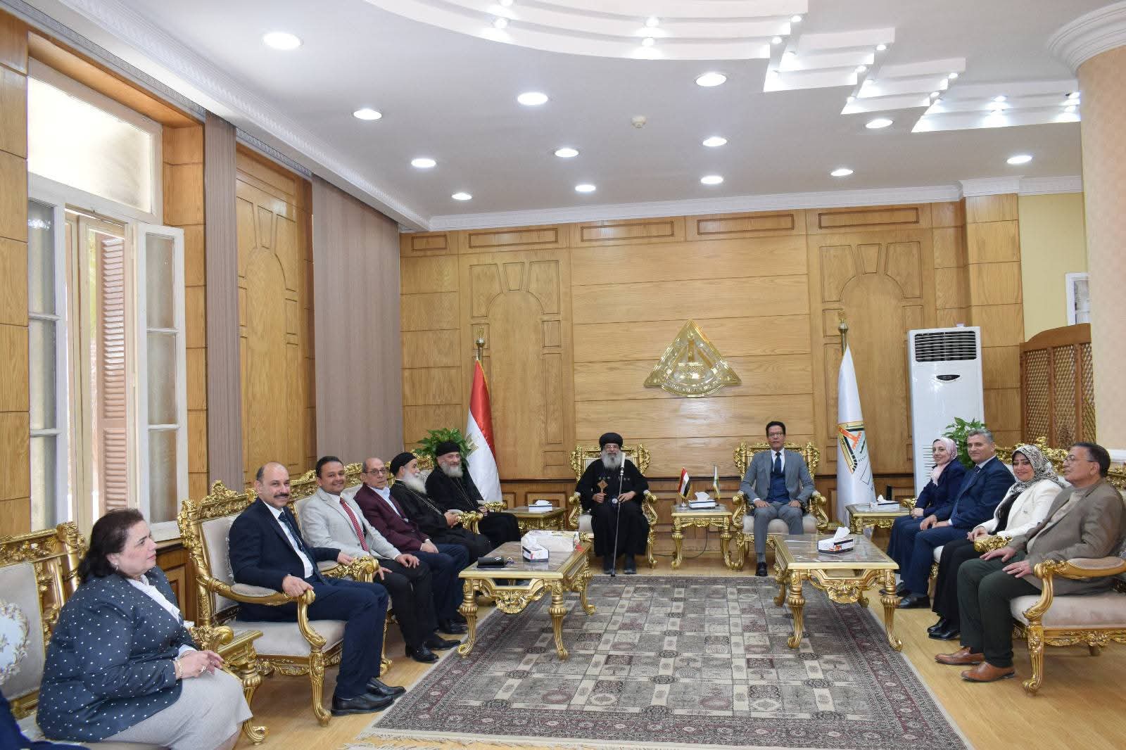 رئيس جامعة بنها يستقبل الانبا مكسيموس مطران بنها وقويسنا للتهنئة بعيد الفطر المبارك