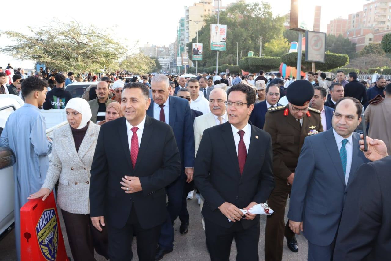محافظ القليوبية ورئيس جامعة بنها يؤديان صلاة عيد الفطر المُبارك بمسجد ناصر ببنها