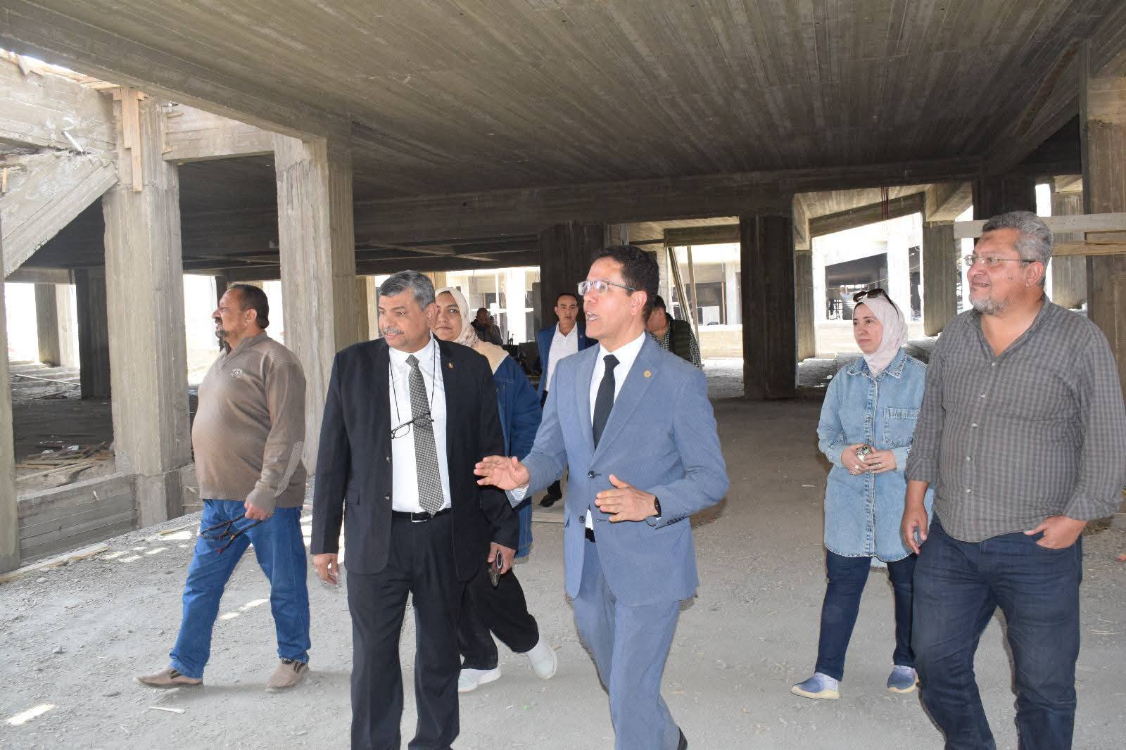 لمتابعة معدلات الإنجاز للمشروعات: رئيس جامعة بنها يتفقد عدداً من المنشآت الجديدة بكفر سعد