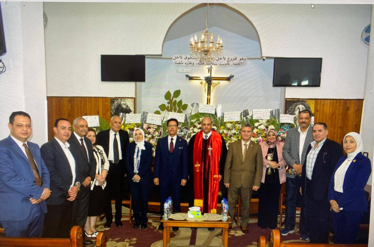 رئيس جامعة بنها يقدم التهنئة للأخوة المسيحيين بعيد القيامة المجيد في مطرانية بنها والكنيسة الإنجيلية 