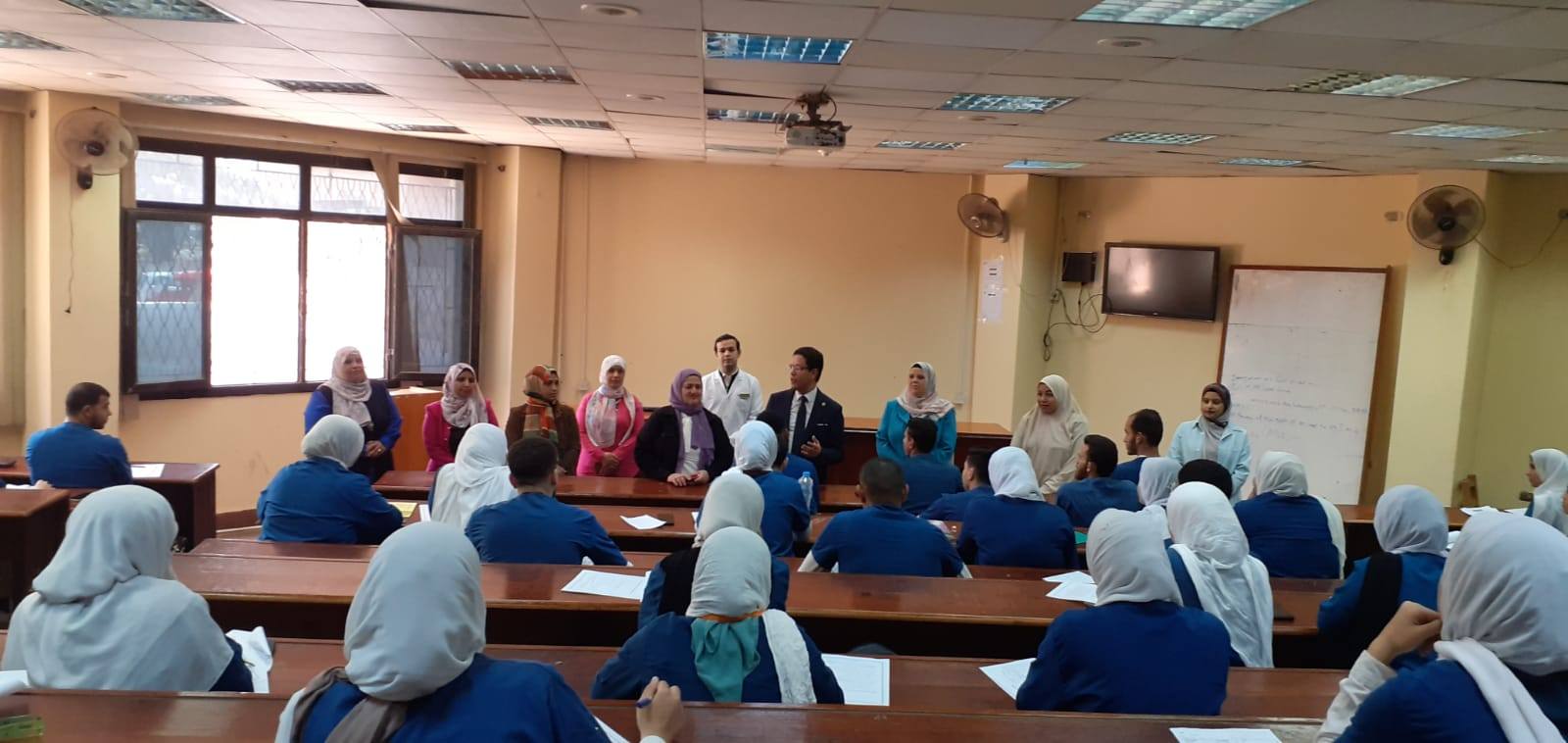 خلال حوار مفتوح مع طلاب كلية التمريض:  رئيس جامعة بنها: يؤكد على تعزيز القيم الإيجابية والاستثمار في الشباب 