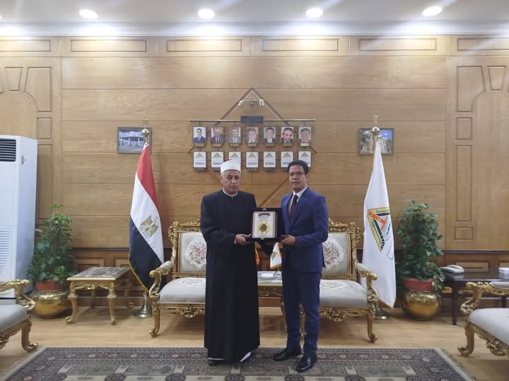 رئيس جامعة بنها يكرم رئيس المنطقة الأزهرية بالقليوبية لبلوغه السن القانونية للمعاش