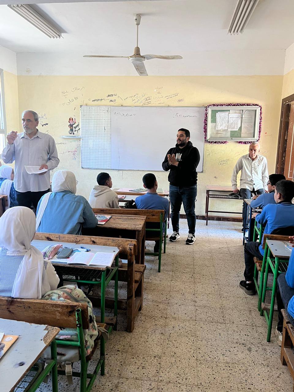 Benha University Organized an Awareness Convoy at Omar Ibn Al-Khattab School in Al-Amar