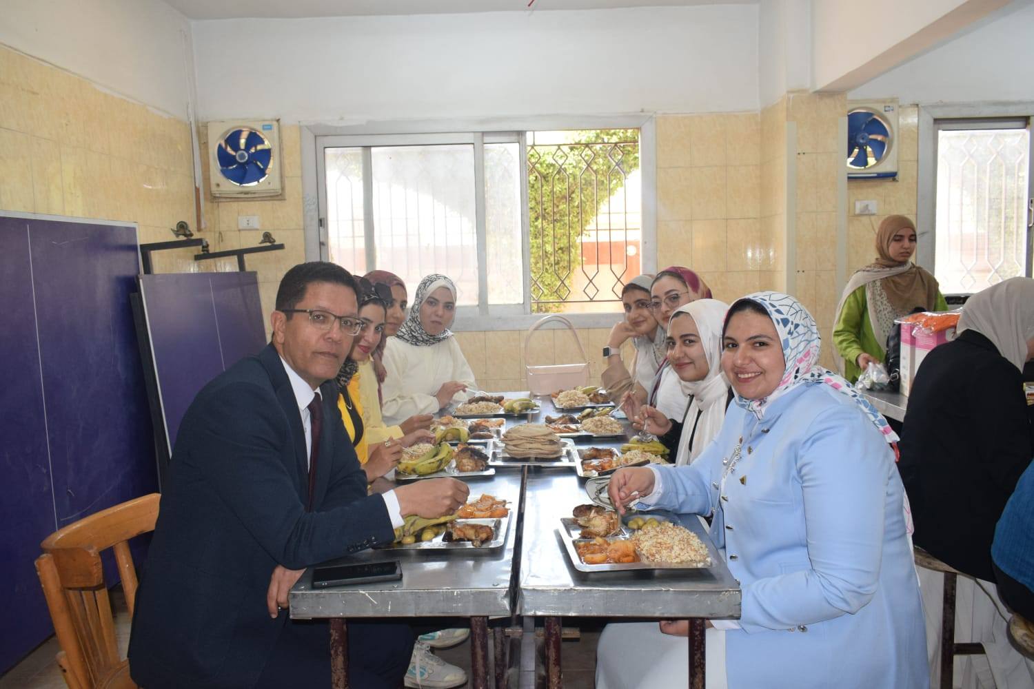 خلال لقائه بطلاب المدن الجامعية: رئيس جامعة بنها: حريصون علي توفير بيئة تعليمية آمنة ومستقرة لأبنائنا الطلاب 