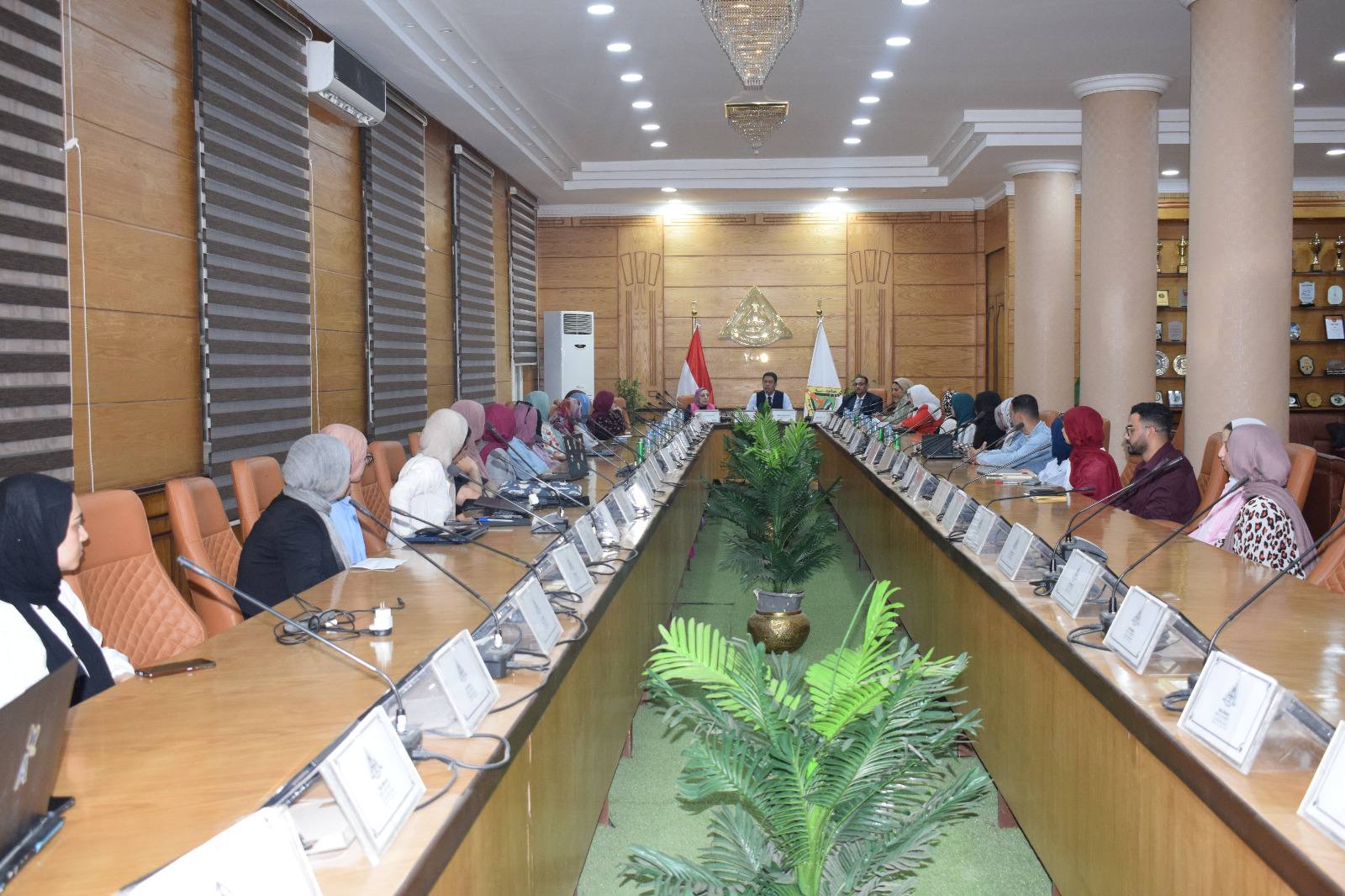 Benha University President Assesses Graduation Projects of Advertising, Printing, and Publishing Students at the Faculty of Applied Arts