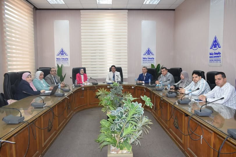 رئيس جامعة بنها يترأس اجتماع لجنة اعداد دراسة ربط البرامج والتخصصات الدراسية بسوق العمل