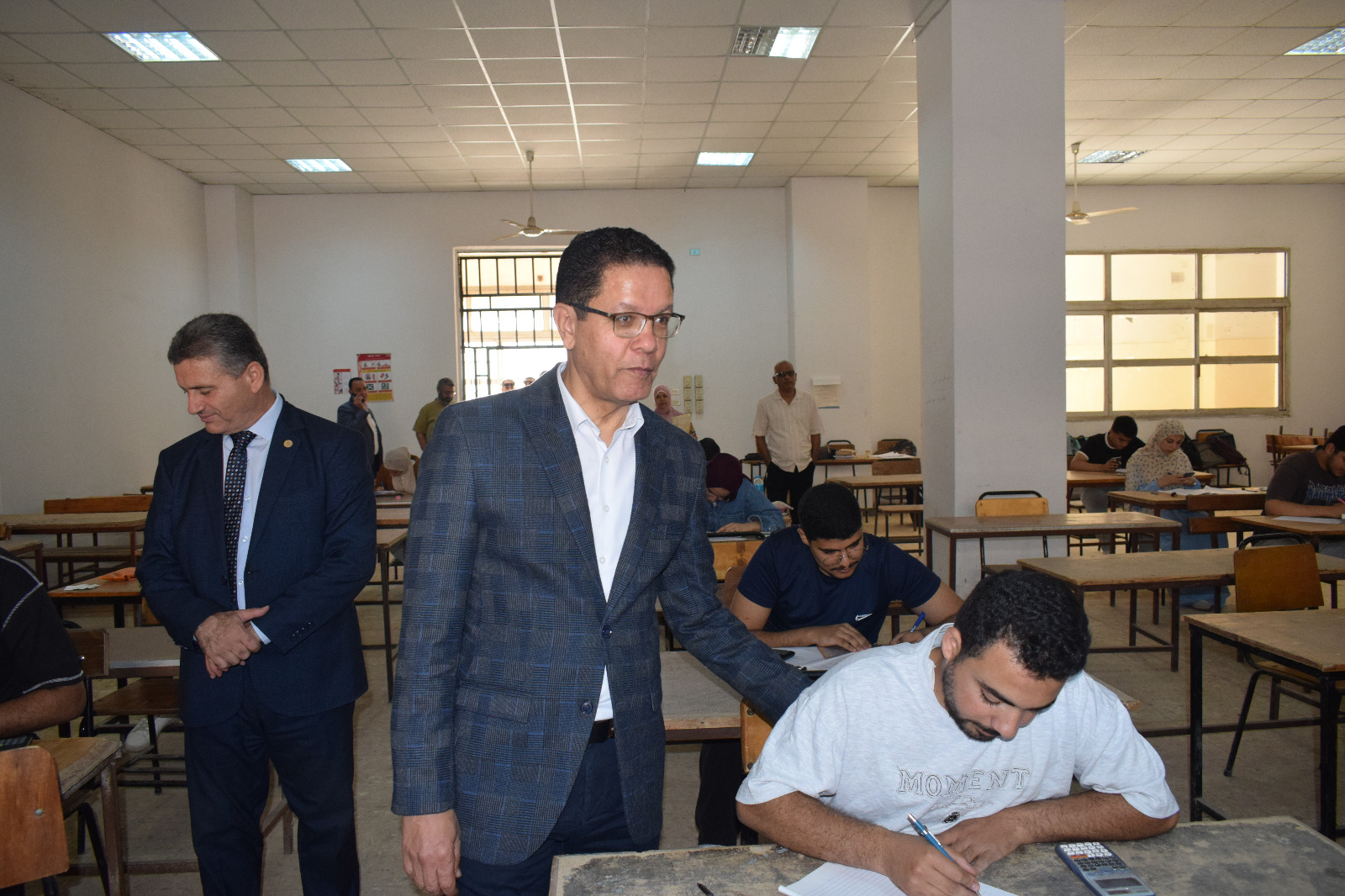 President of Benha University Inspected Exams at the Faculties of Physical Therapy, Science, and Engineering in Benha