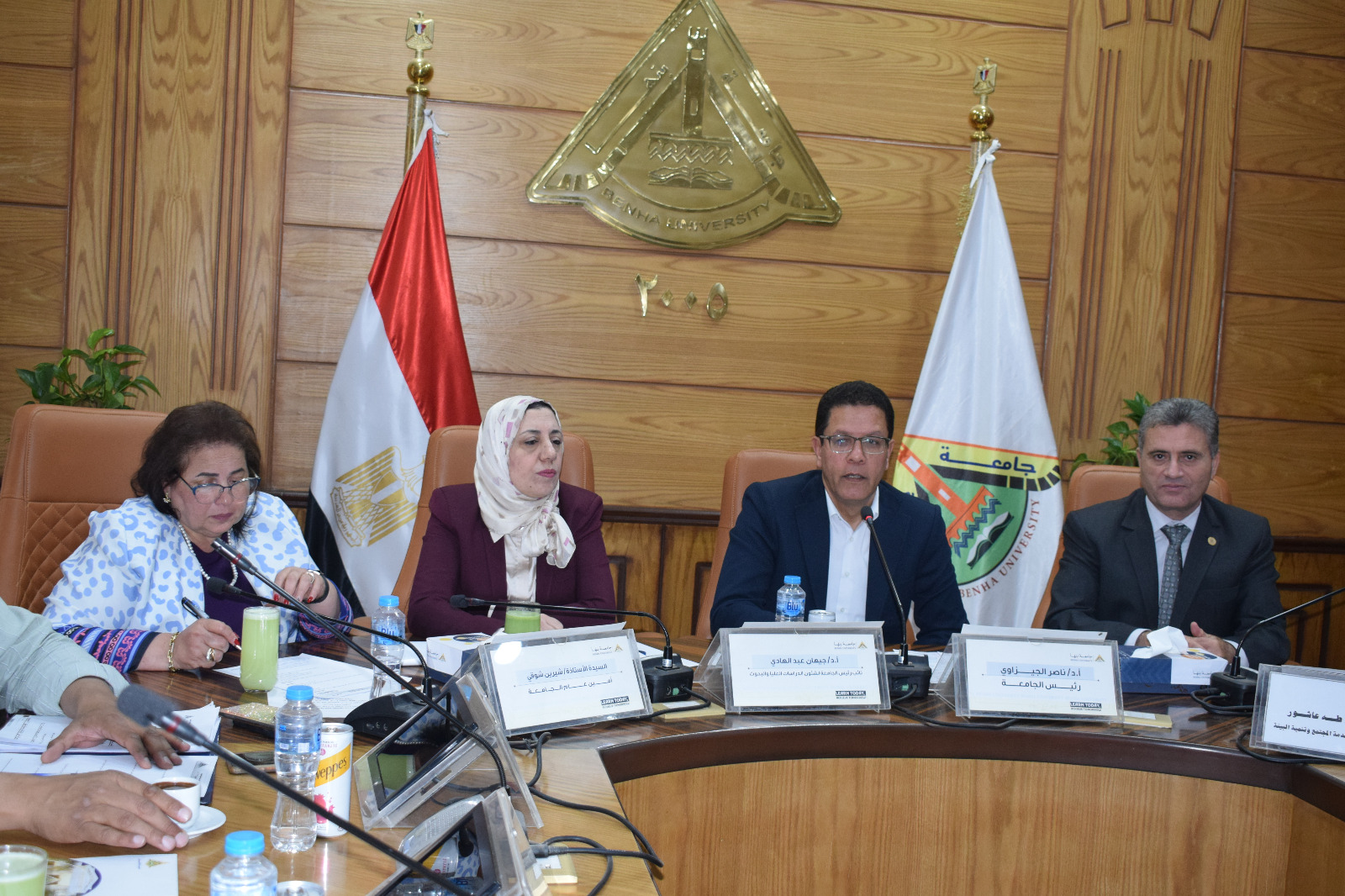 رئيس جامعة بنها يترأس اجتماع لجنة المنشآت بالجامعة