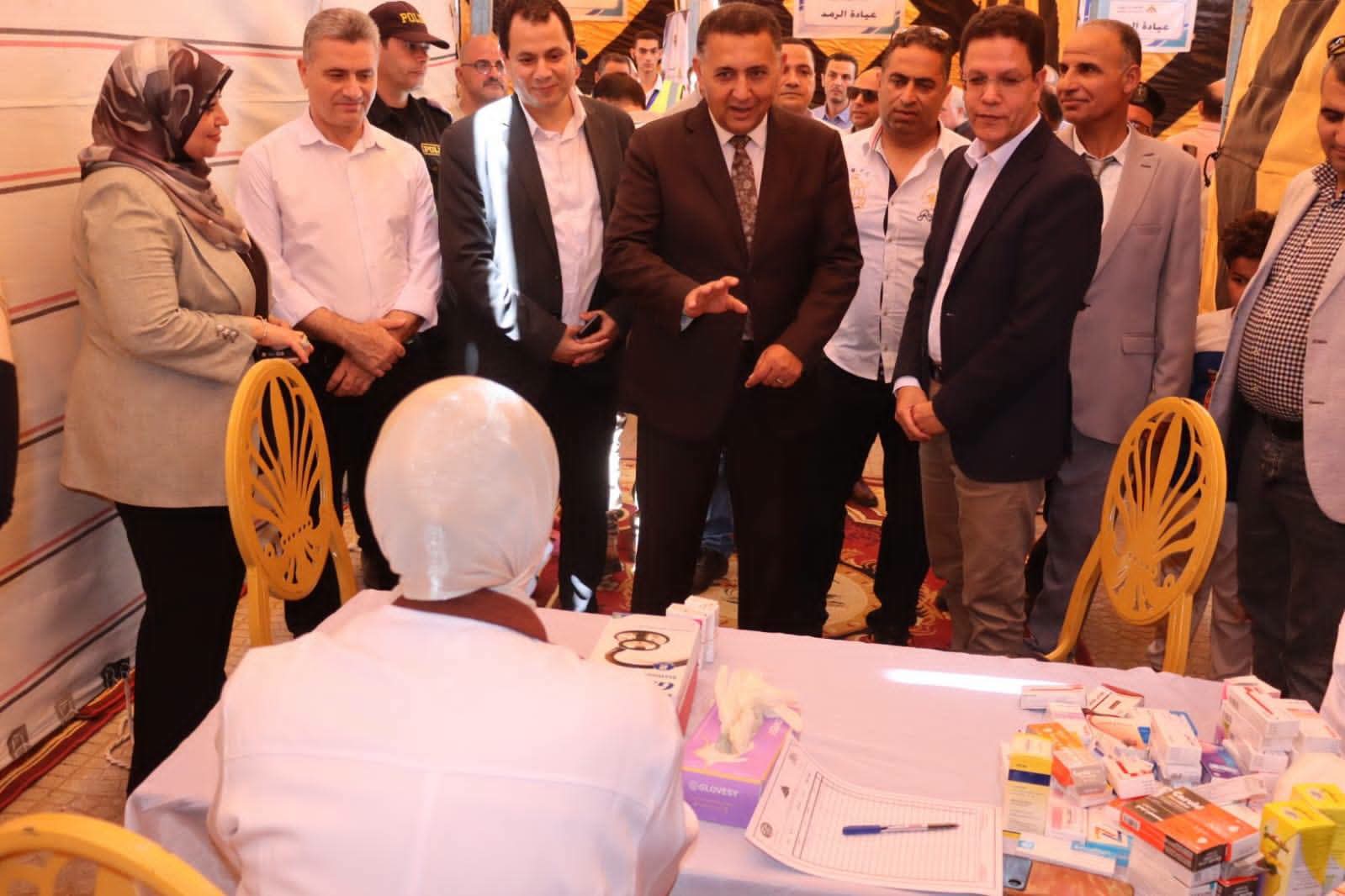 محافظ القليوبية ورئيس جامعة بنها يتفقدان القافلة التنموية الشاملة بقرية طحلة