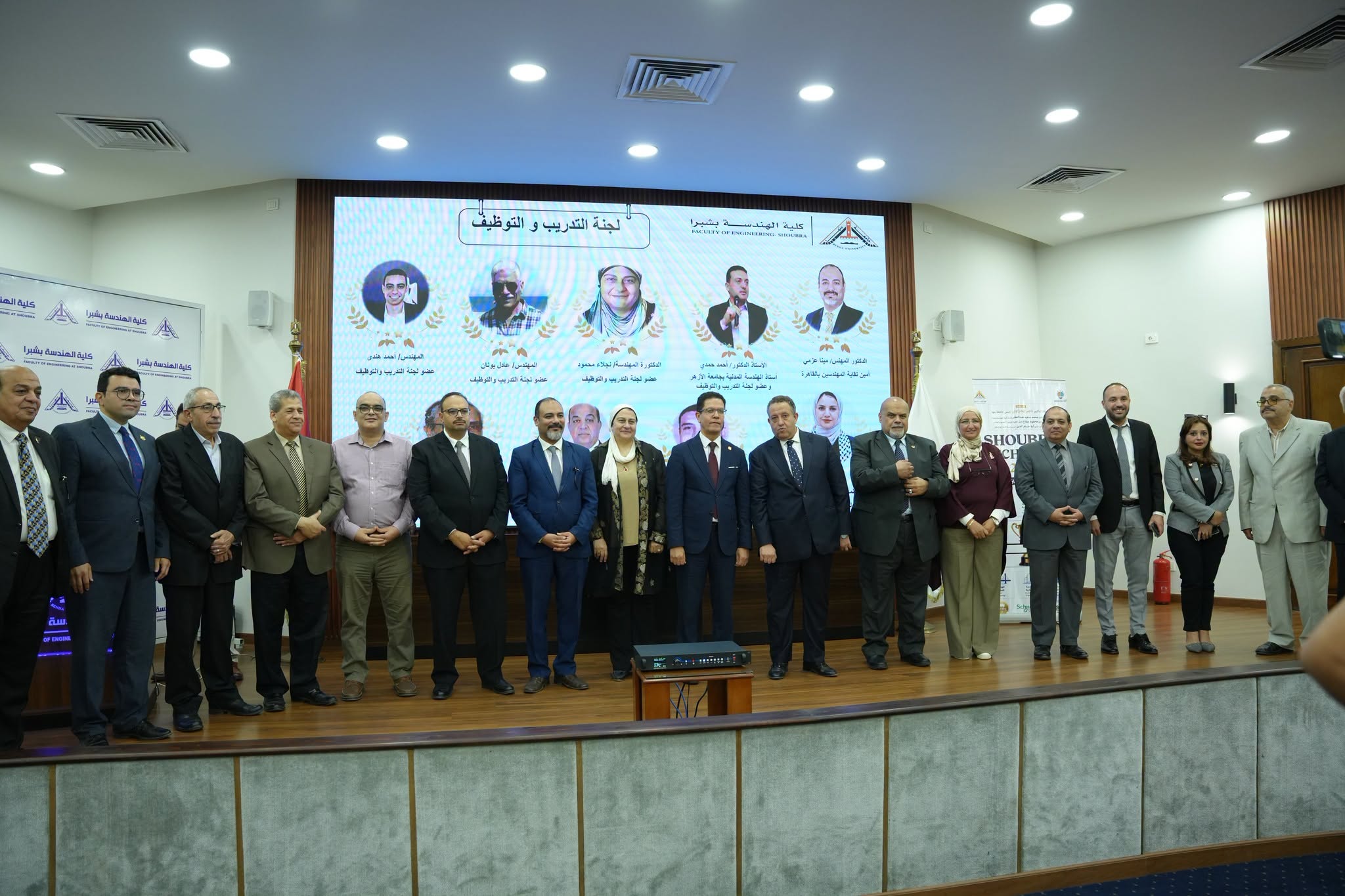 رئيس جامعة بنها ونقيب مهندسي مصر يكرمان الفائزين بمشروعات التخرج بكلية الهندسة بشبرا