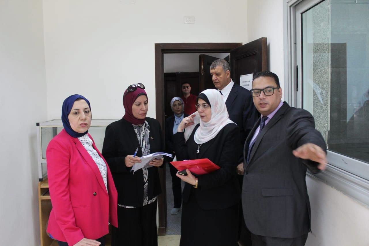 لجنة قطاع الدراسات الصيدلية تتفقد الإمكانات والتجهيزات لكلية الصيدلة بجامعة بنها بالعبور