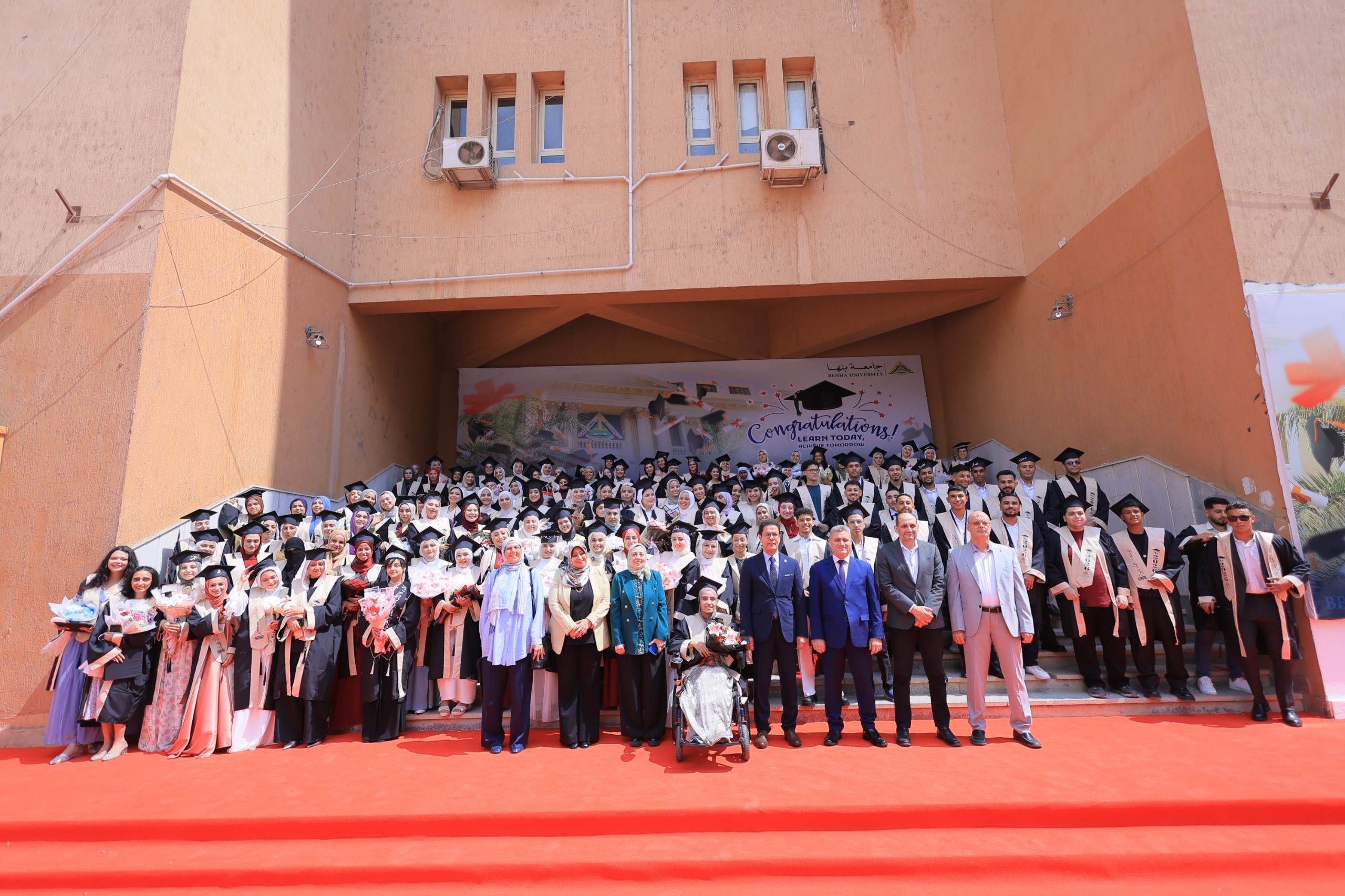 رئيس جامعة بنها يشهد حفل تخرج دفعة جديدة من طلاب كلية الآداب