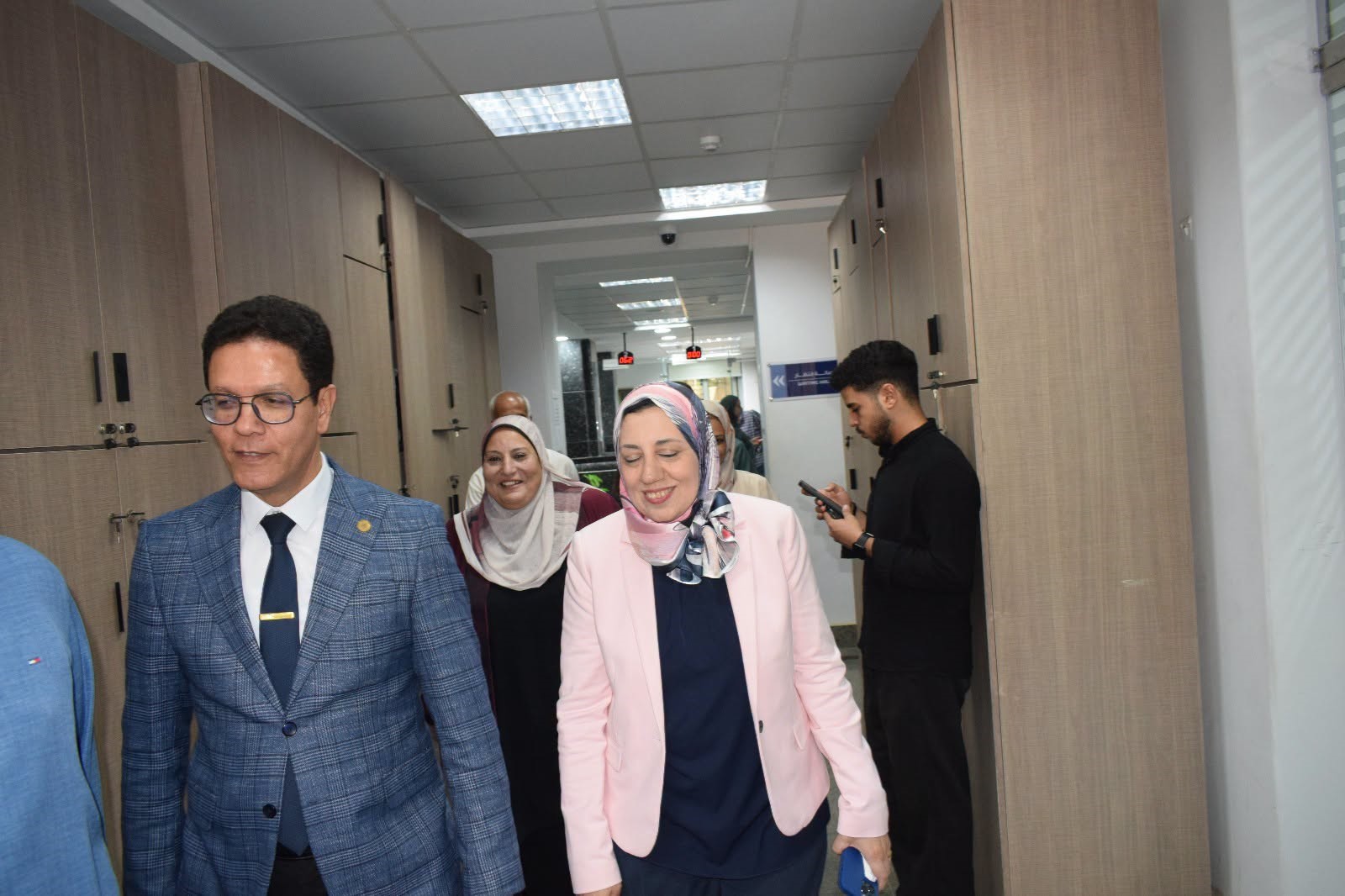 رئيس جامعة بنها يتفقد الإدارة العامة لشئون الطلاب لمتابعة انتظام العمل وسير التحويلات الإلكترونية