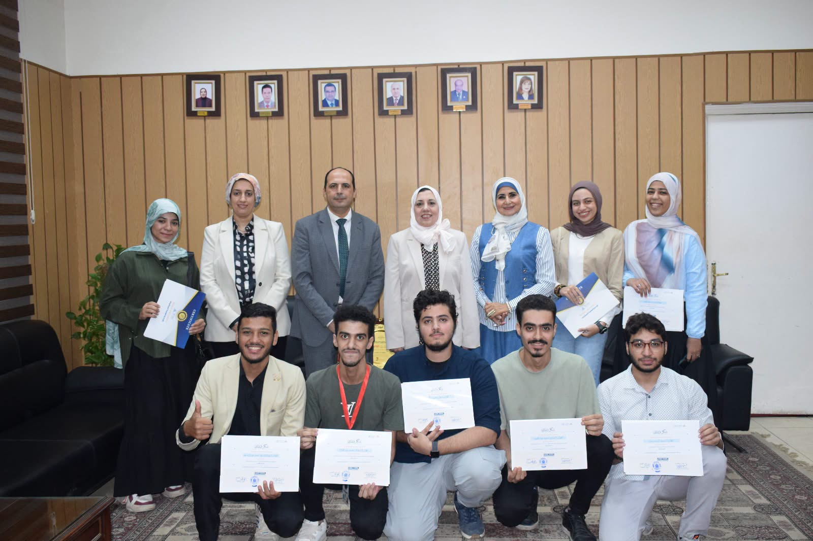 نائب رئيس جامعة بنها للدراسات العليا والبحوث تكرم الطلاب الفائزين بمسابقة فينومينا 