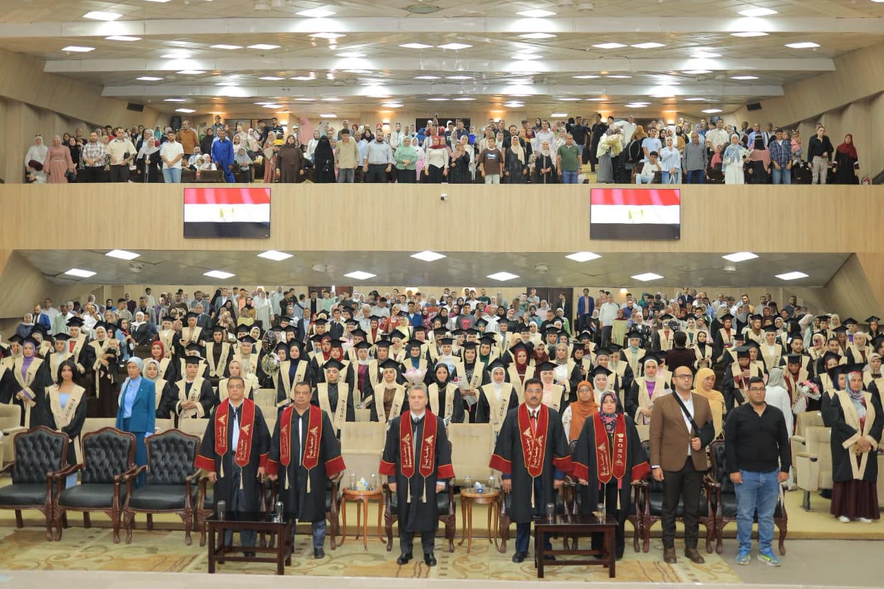جامعة بنها تنظم حفل تخرج دفعة جديدة من طلاب كلية التربية