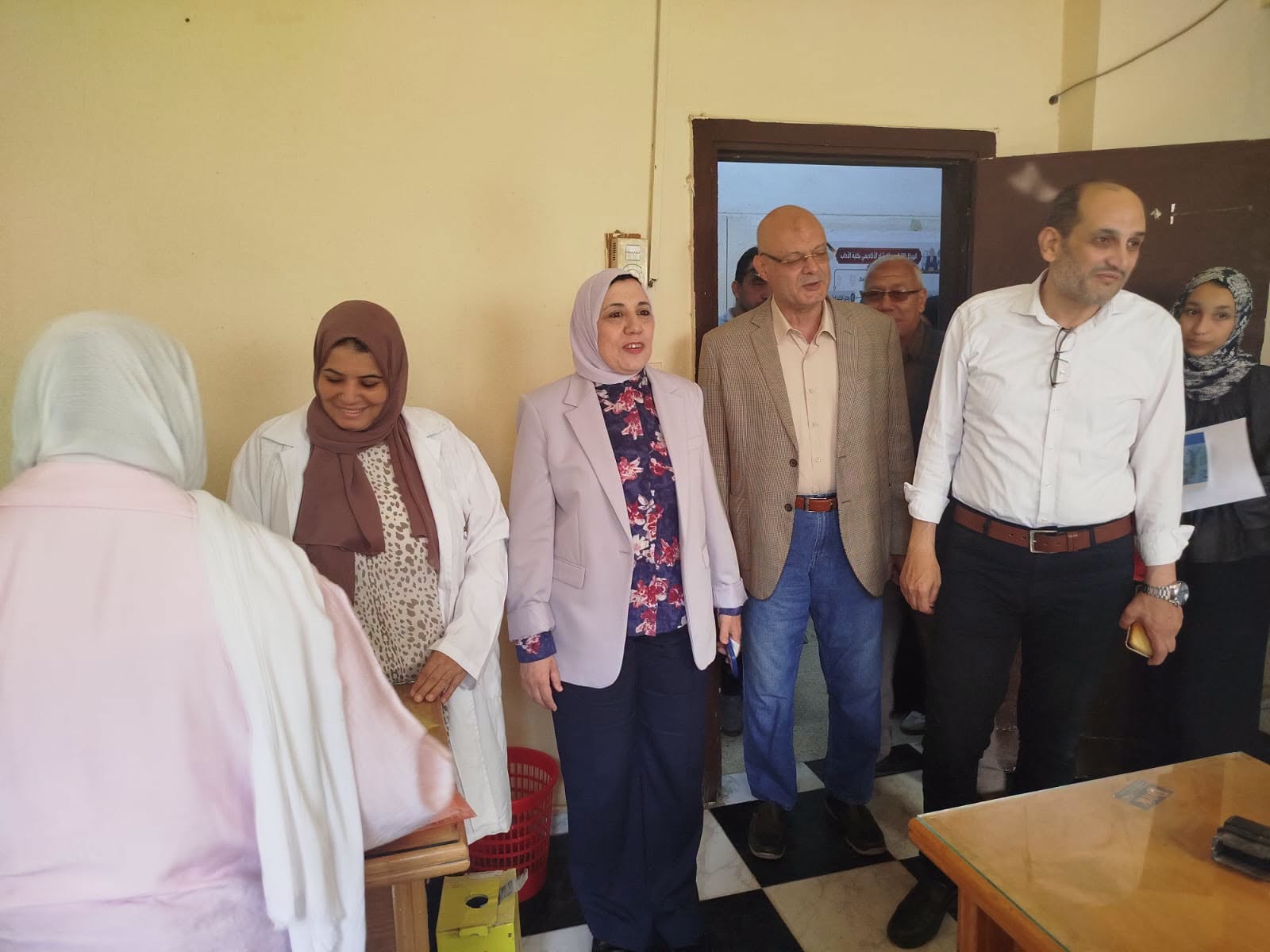 نائب رئيس جامعة بنها للدراسا العليا والبحوث تتفقد إجراءات الكشف الطبي على الطلاب الجدد