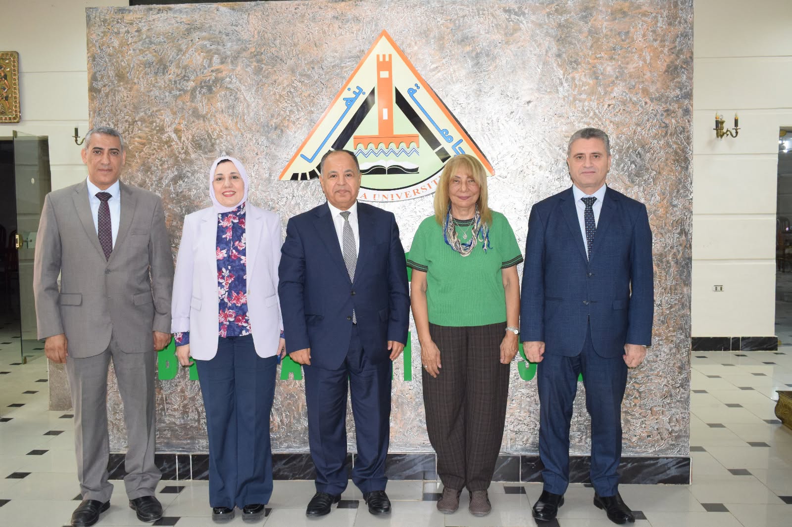 على هامش محاضرة «مصر ما بعد الصندوق» بكلية التجارة: نواب رئيس جامعة بنها يستقبلون وزير المالية السابق