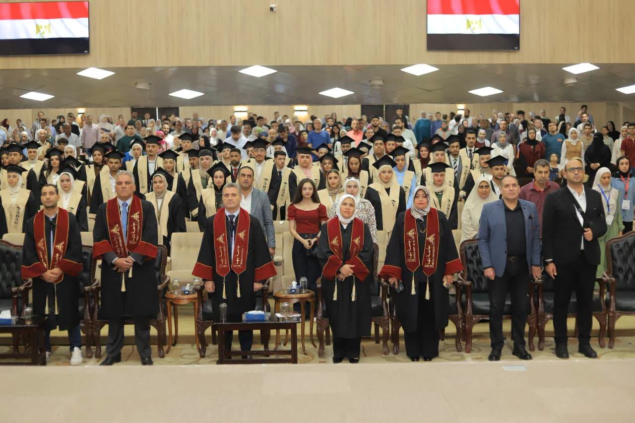 جامعة بنها تنظم حفل تخرج دفعة جديدة من طلاب كلية التجارة