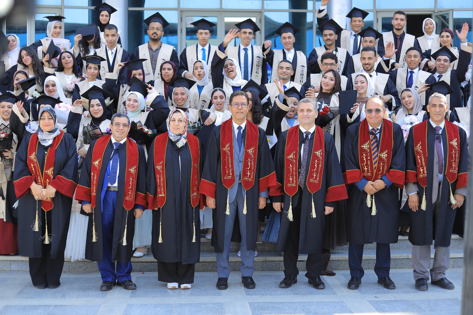 رئيس جامعة بنها يشهد حفل تخرج دفعة جديدة من طلاب برامج كلية الحقوق بالعبور