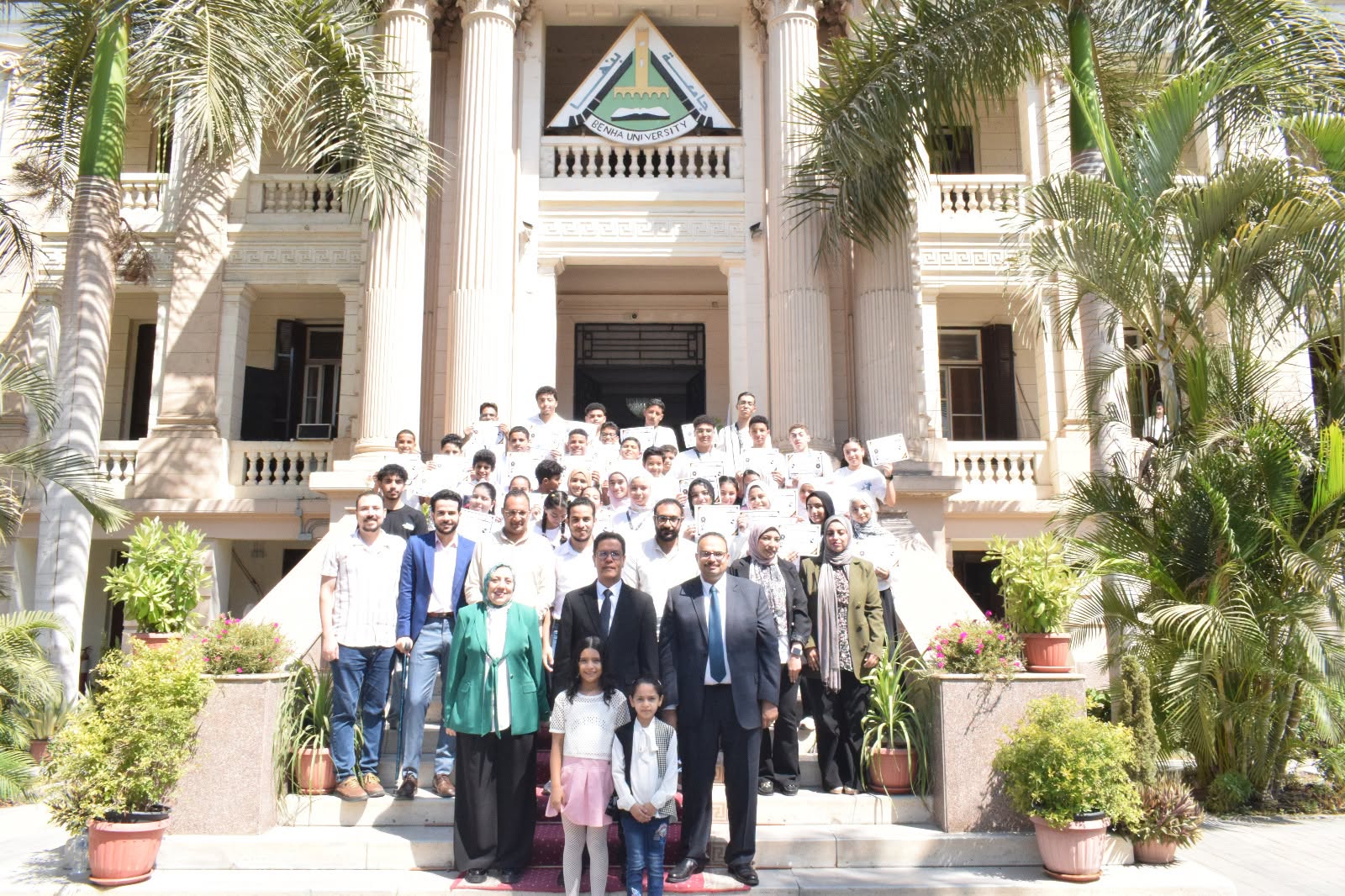رئيس جامعة بنها يكرم المشاركين بالمدرسة الصيفية للروبوتات والذكاء الاصطناعي لأبناء العاملين