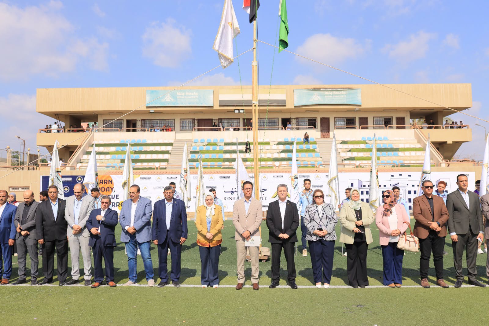 رئيس جامعة بنها يشهد إحتفالية بدء العام الدراسي الجديد والسلام الوطنى بملاعب الجامعة 