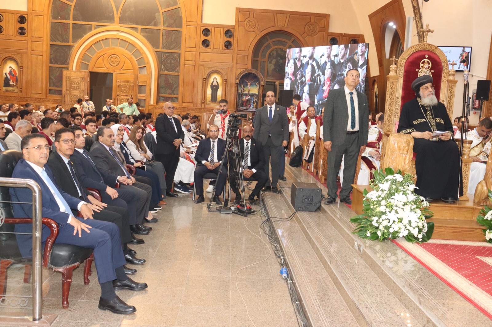 رئيس جامعة بنها يشارك في استقبال البابا تواضروس بالعبور
