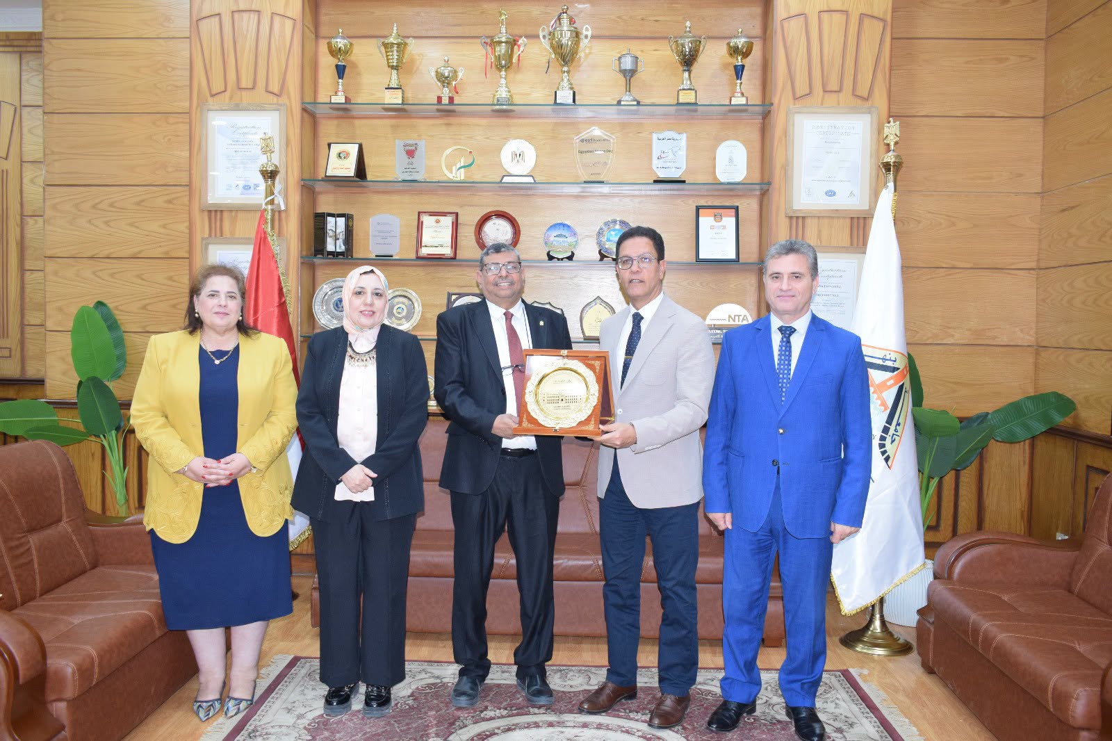 تقديرًا لعطائه على مدار 6 سنوات.. مجلس جامعة بنها يكرم أمين الجامعة المساعد للشئون الإدارية 