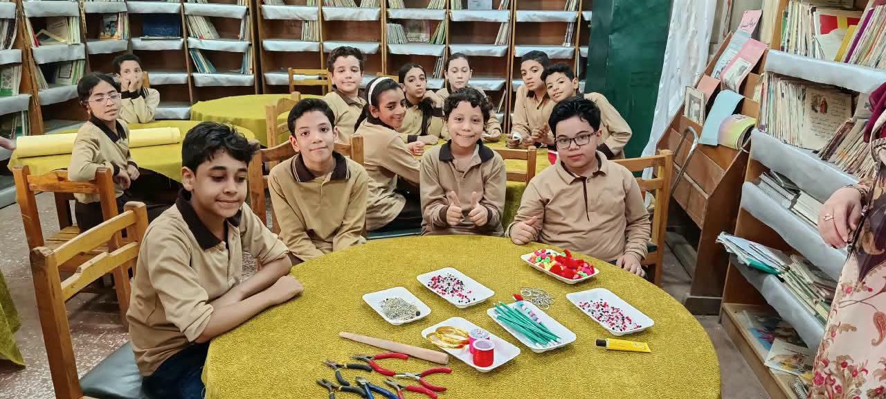 جامعة بنها تنظم ورشة للتدريب على المشغولات اليدوية لطلاب مجمع مدارس ميت نما