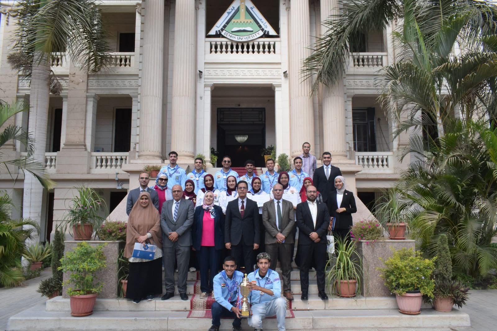 رئيس جامعة بنها يكرم الفائزين بالمراكز الأولى في أسبوع شباب الجامعات والطلاب المكرمين من رئيس الجمهورية