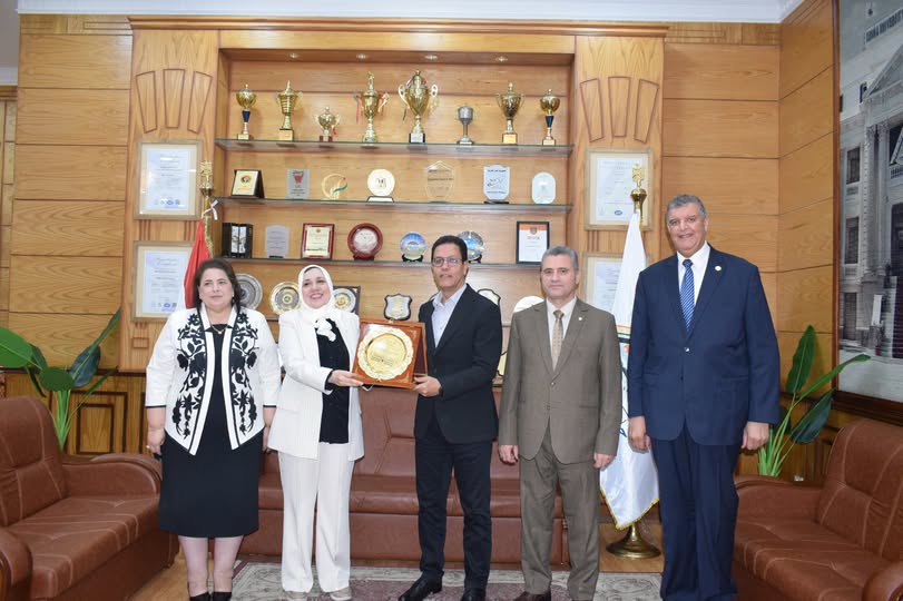 مجلس جامعة بنها يكرم الدكتورة جيهان عبد الهادي تقديرًا لجهودها في قطاع التعليم والطلاب